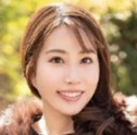咲原いおな（Iona Sakihara）是一位日本AV女优，出生于1984年，今年40岁。她是一位已婚女性，育有一子，平时在一家折扣店工作，以方便的服务和礼仪然而，她的婚姻生活并不如意，结婚12年来，与丈夫的亲密关系逐渐冷淡，缺乏热情和爱意。
2024年8月11日，咲原いおな以作品《初撮り人妻キュメント》正式出道，开始了她的AV女优生涯。
