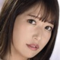 叶月雏菜（叶月ひなな，Hatsuki Hinana）是一名日本AV女优，健全可爱、青春期的形象和自然的演技受到粉丝的喜爱。叶月雏菜的作品风格舞蹈，但主要以青春系、闪电系和恋爱题材为主，吸引了众多喜欢脂肪系演员的粉丝。她的演技真实，善于表达情感，与镜头的互动也非常自然。