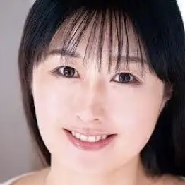 工藤りおな（Kudou Riona）是一位日本的成人影片（AV）演员，出生于1999年10月2日，出道于2019年。她在AV行业中以其甜美的外貌和娇小的身材获得了一定的关注和粉丝。
她的作品通常会涉及多种题材，受到许多观众的喜爱。与许多日本AV女演员一样，她也积极参与各种宣传活动和社交媒体互动，以与粉丝保持联系。